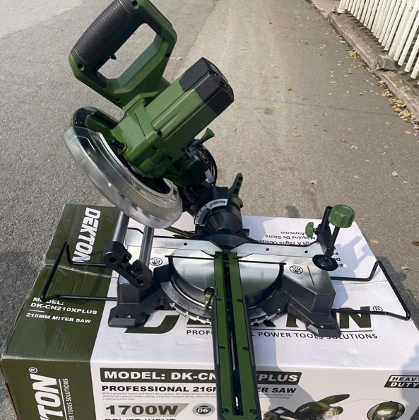 Máy cắt nhôm trượt dekton dk-cn210xplus có lưỡi cắt gỗ